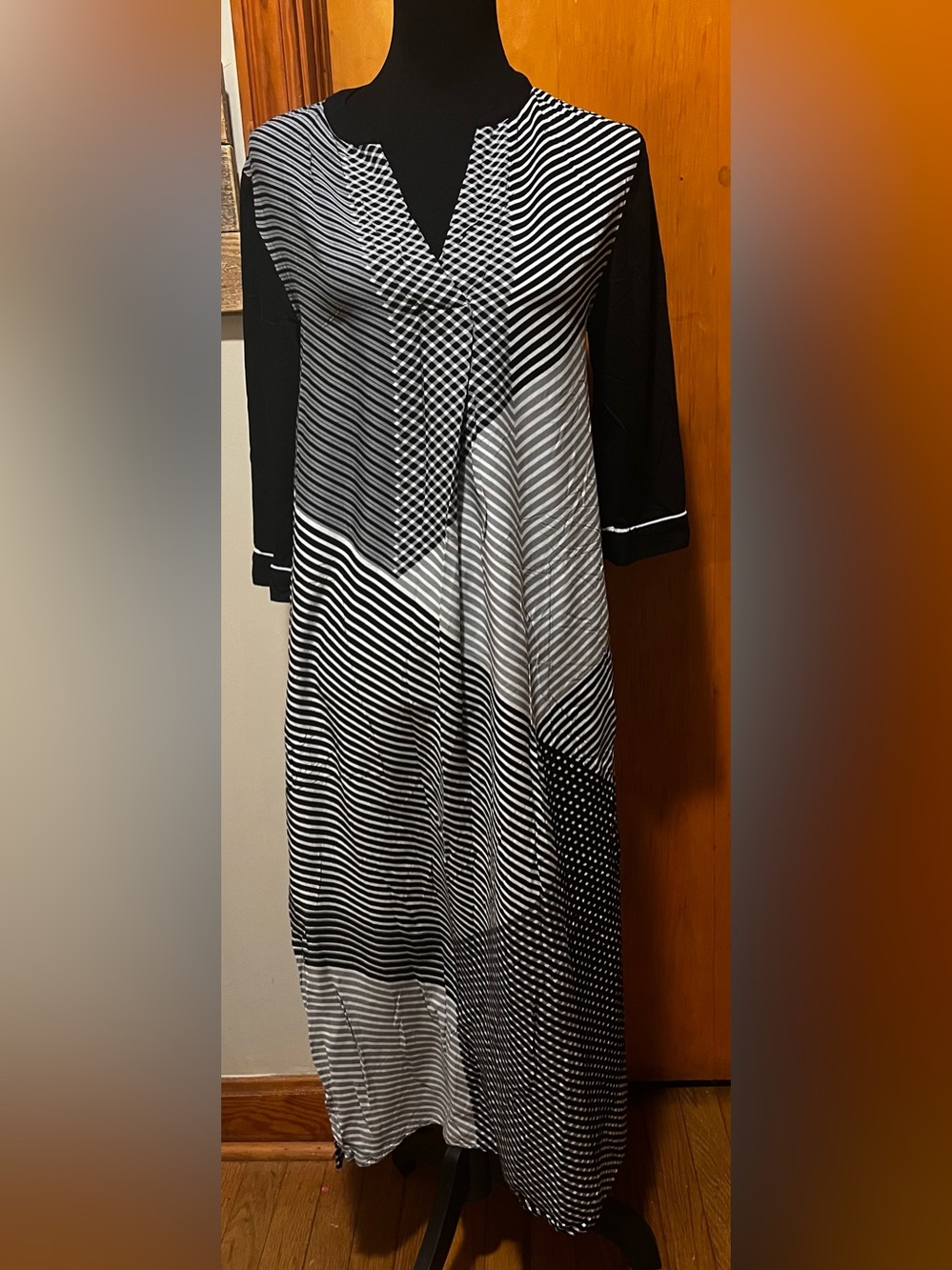 Donna Karan Black and White Long Sleeve Patterned Dress